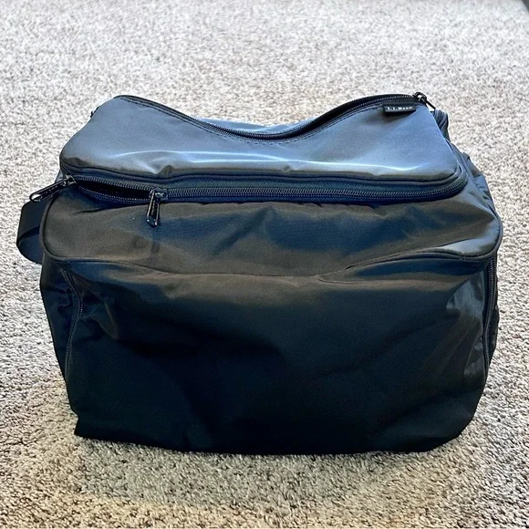 L.L. Bean Organizer Hanging Toiletry Bag, Family Size Black Nylon 10"H×12"W× 8"D - Picture 14 of 16